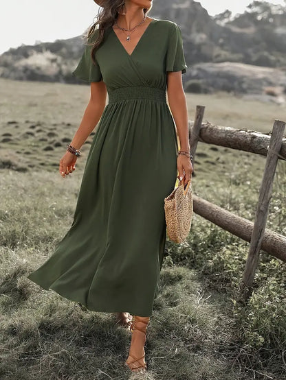 dunkelgrünes Maxi Sommerkleid mit langem Schnitt, kurzen Ärmeln und V-Ausschnitt