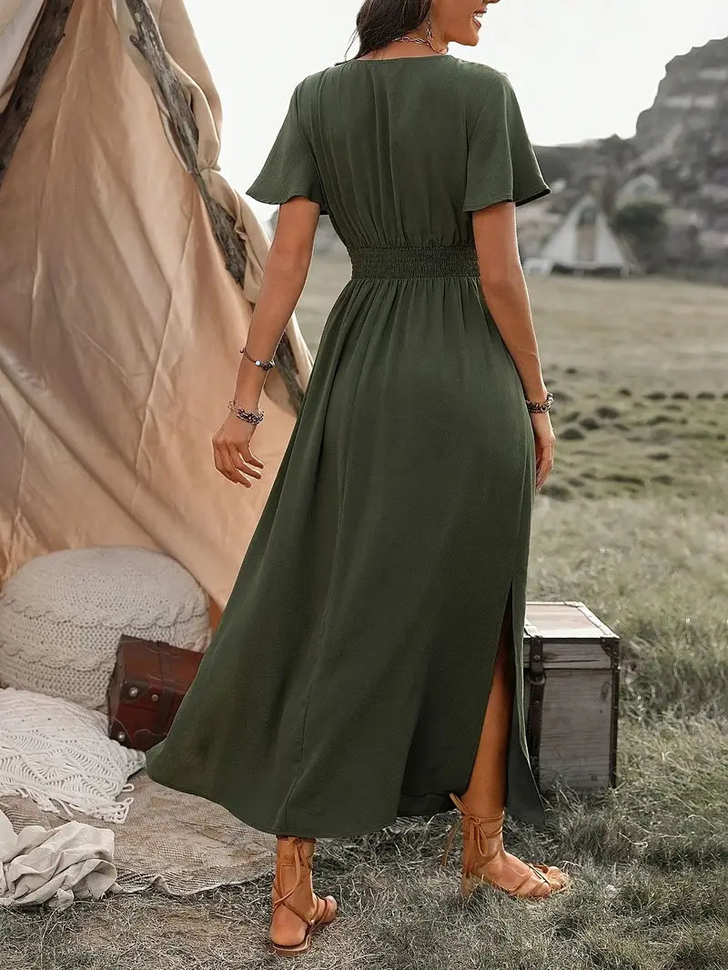 dunkelgrünes Maxi Sommerkleid mit langem Schnitt, kurzen Ärmeln und V-Ausschnitt