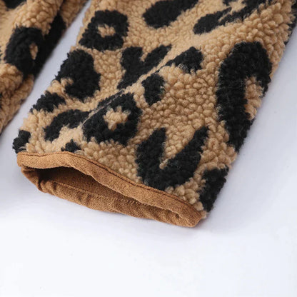 Leopardfrost – stylischer wintermantel mit leopardenmotiv für mutige frauen